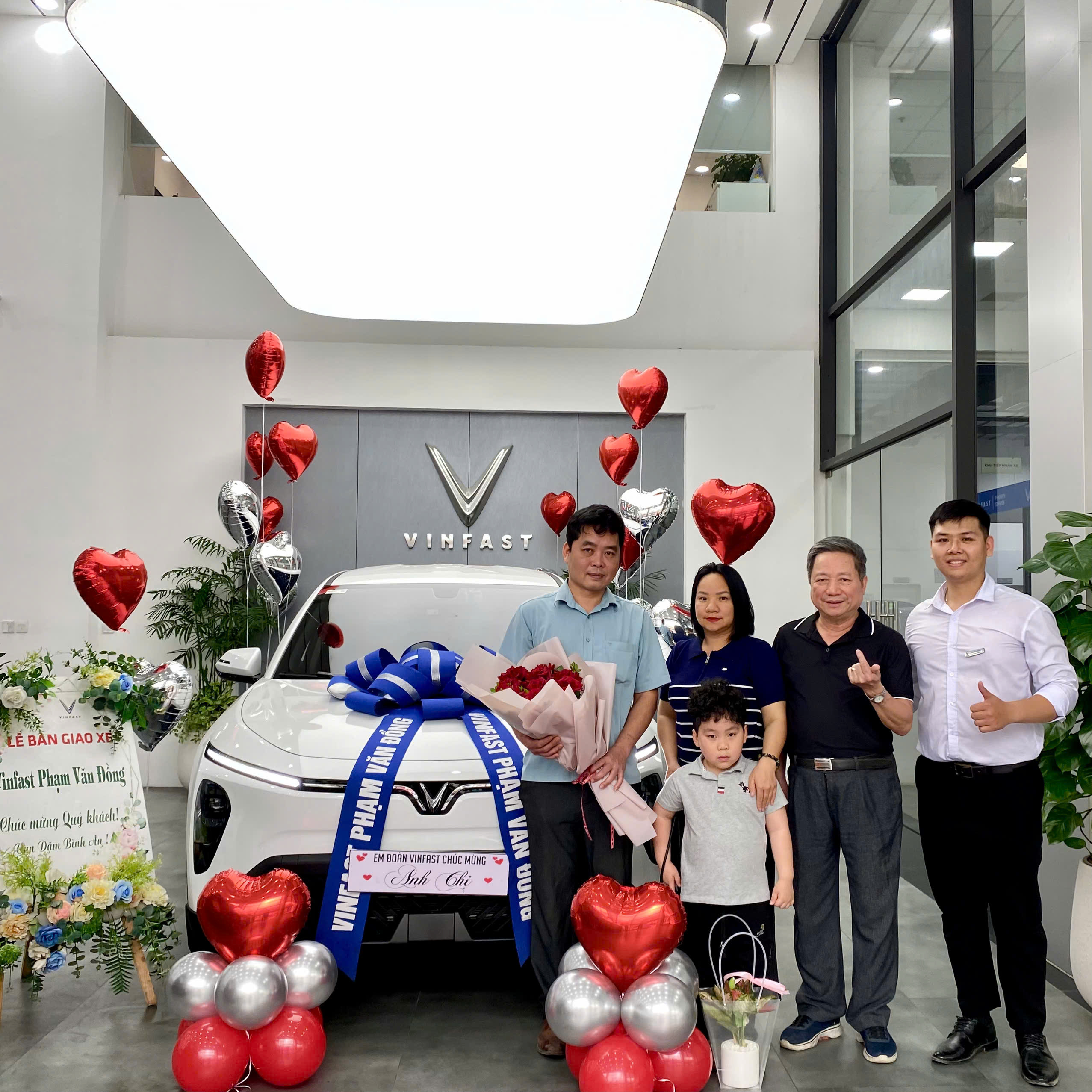 Bàn giao xe VinFast MPV 7 cho khách hàng tại Hà Nội
