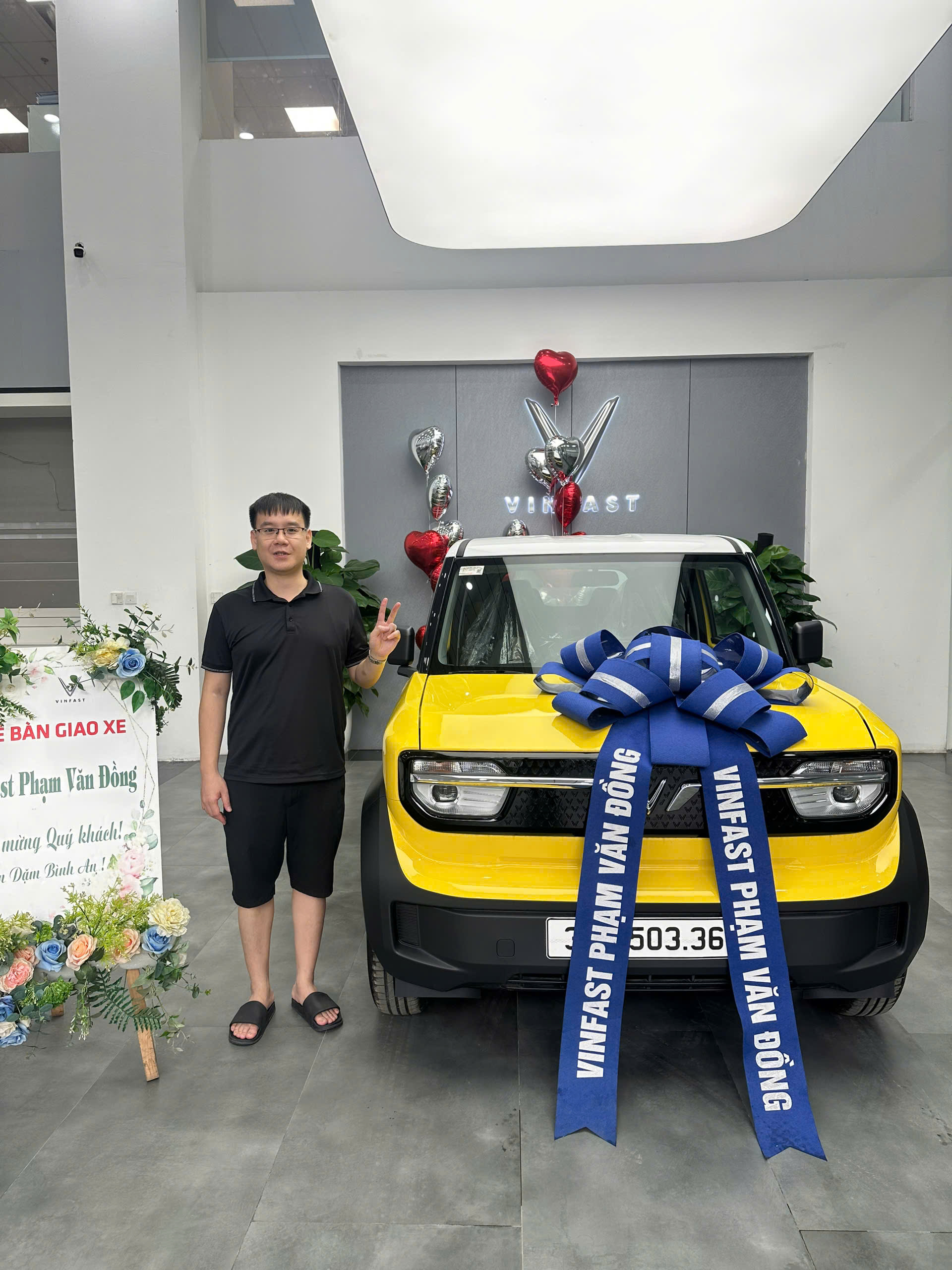 Bàn giao xe VF3 cho anh trai Đông Anh
